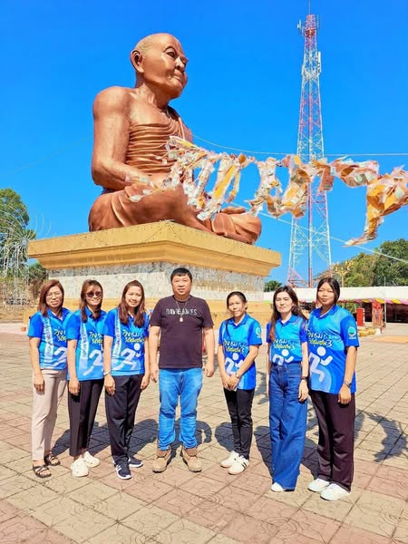 จัดเตรียมดอกไม้ธูปเทียนทอง จำหน่ายในงานทำบุญปิดทองประจำปี " ปิดทองรูปเหมือน หลวงปู่เชื่อม วัดมาบอำมฤต "