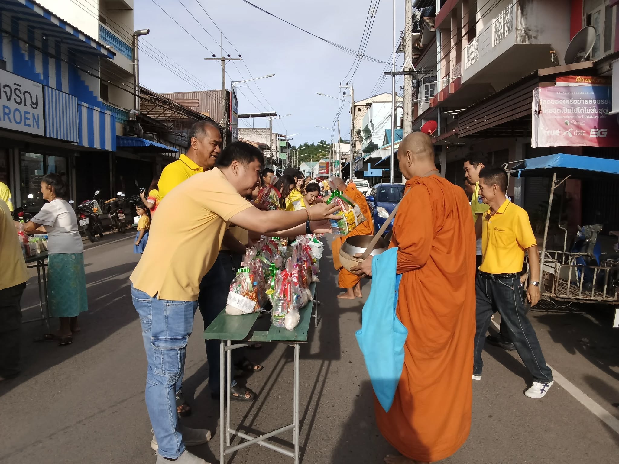 ทำบุญตักบาตรถวายเป็นพระราชกุศล เนื่องในวันคล้ายวันสวรรคตพระบาทสมเด็จพระบรม ชนกาธิเบศร มหาภูมิพลอดุลยเดชมหาราช บรมนาถบพิตร