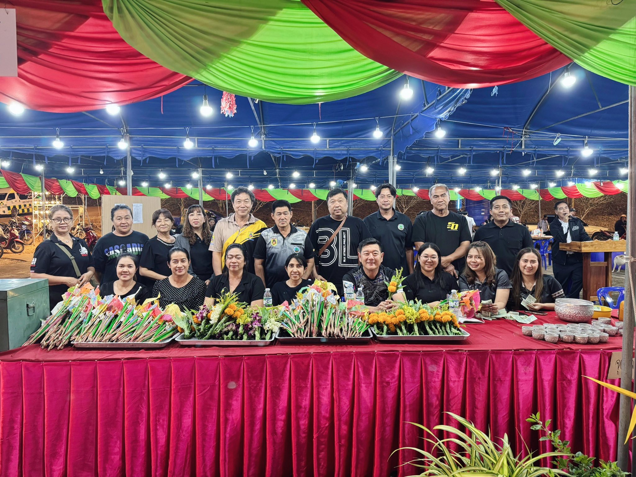 จำหน่ายดอกไม้ธูปเทียนทองงานทำบุญปิดทองประจำปีหลวงพ่อเชื่อม วัดมาบอำมฤต