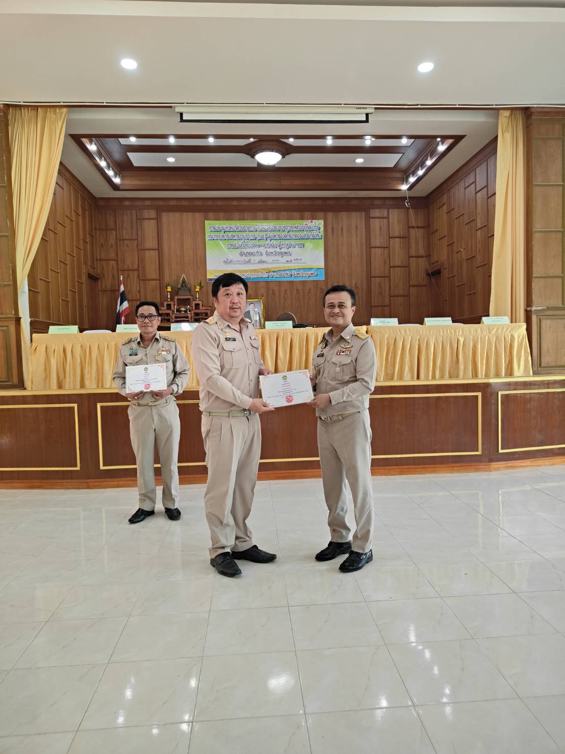 ประชุมประจำเดือนอำเภอปะทิว 
รับมอบเกียรติบัตรชมเชยการปฏิบัติหน้าที่ “เป็นผู้ให้การช่วยเหลือและสนับสนุนในการขับเคลื่อนนโยบายสำคัญต่างๆของอำเภอ”